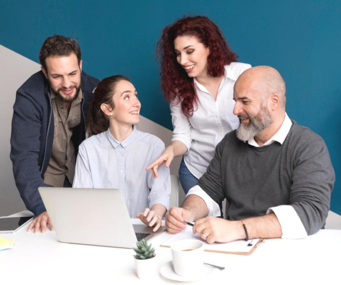 Bureau de travail organisé avec documents financiers